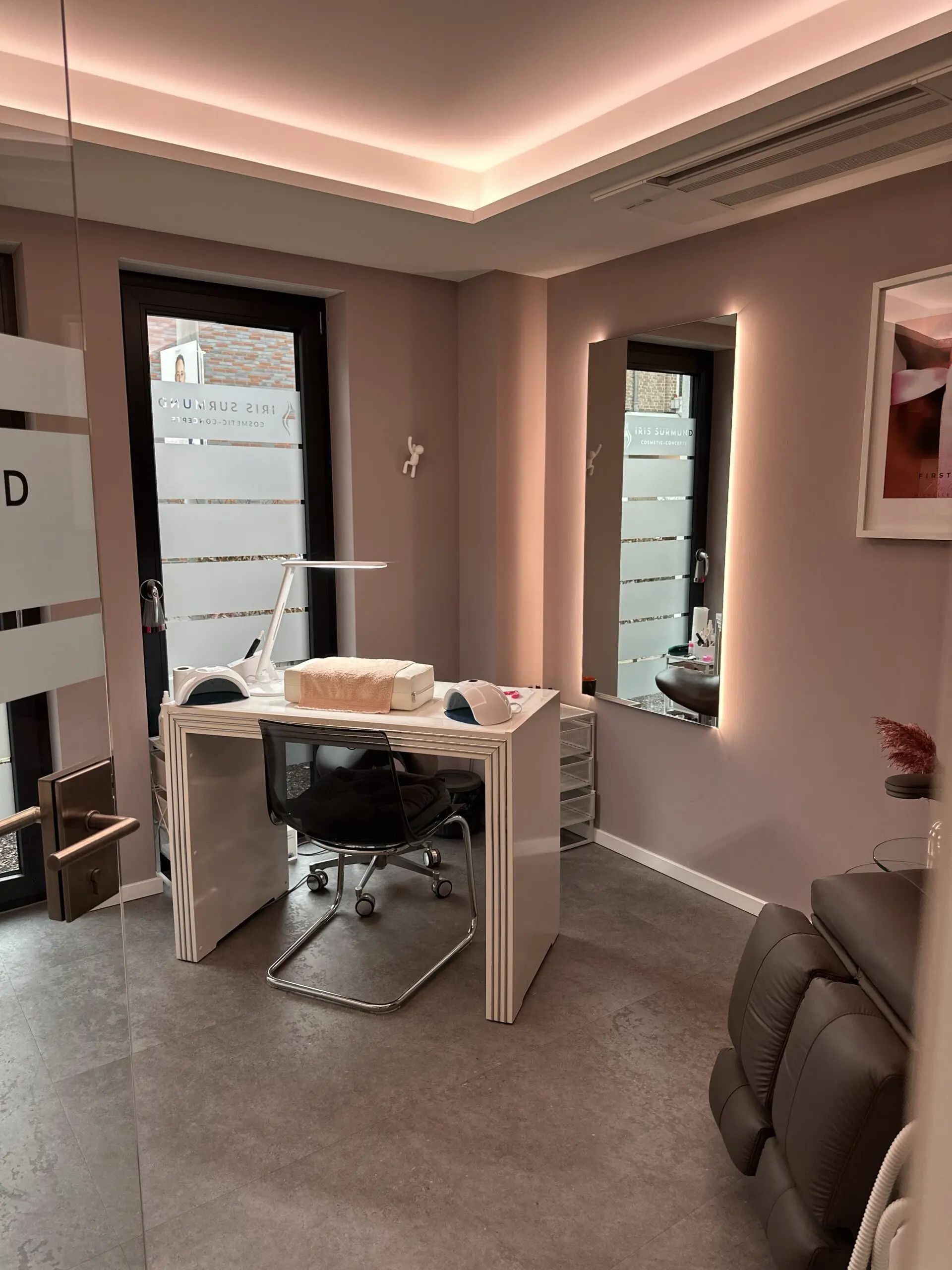 Moderner, hygienischer Arbeitsplatz von Michelle Roscher im Nagelstudio Firstclass Naildesign in Dinslaken – perfekt ausgestattet für exklusive Nagelbehandlungen
