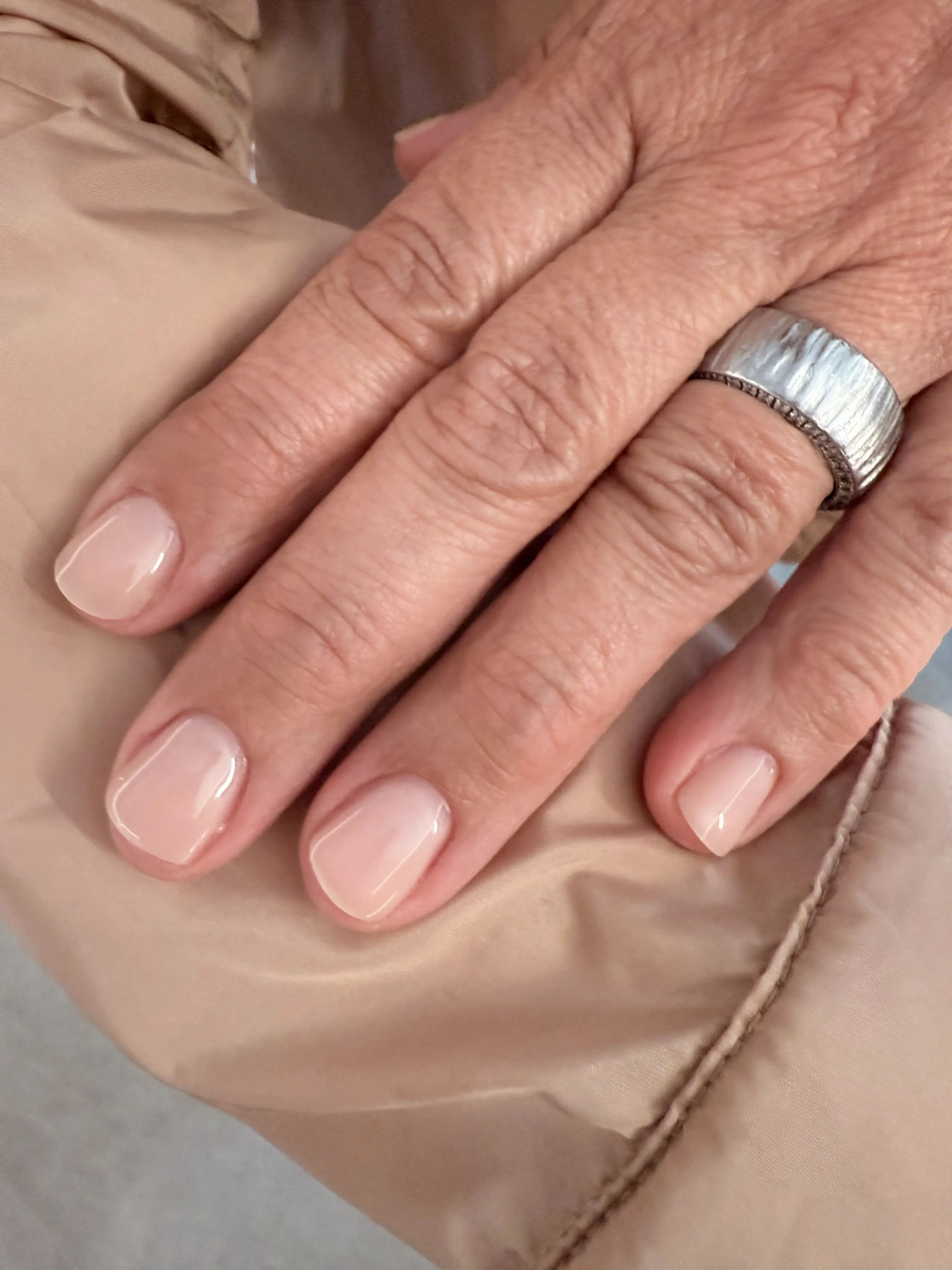 Clean Manicure mit eleganter, natürlicher Nagelpflege im Nagelstudio Firstclass Naildesign in Dinslaken, ausgeführt von Michelle Roscher