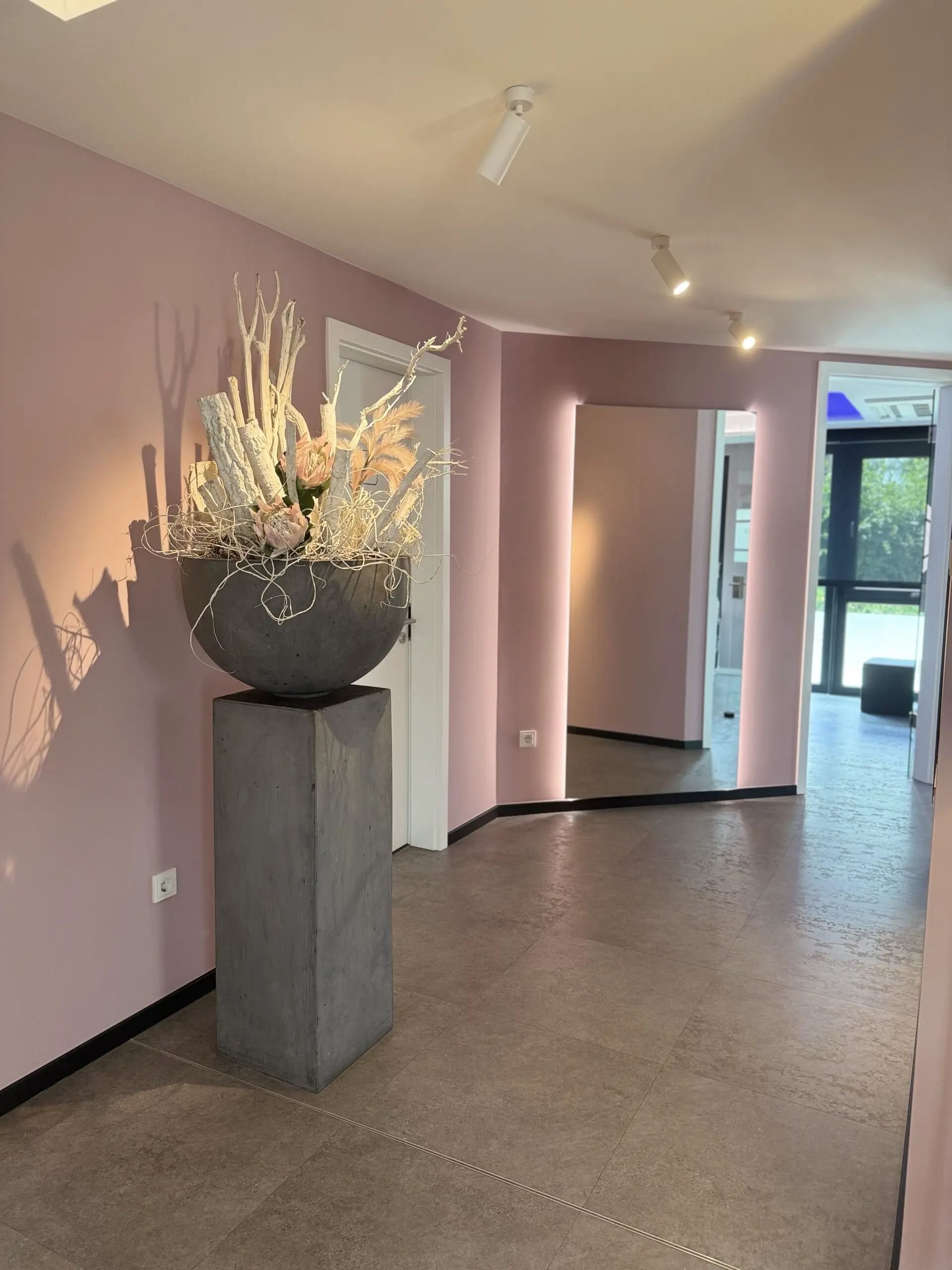 Einladender Flur mit modernem Ambiente im Nagelstudio Firstclass Naildesign in Dinslaken