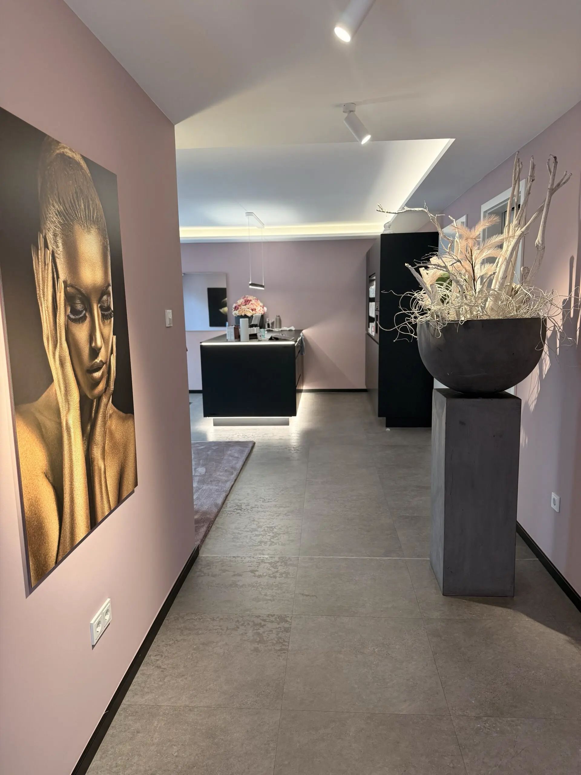 Moderner Flur mit stilvoller Empfangstheke im Nagelstudio Firstclass Naildesign in Dinslaken