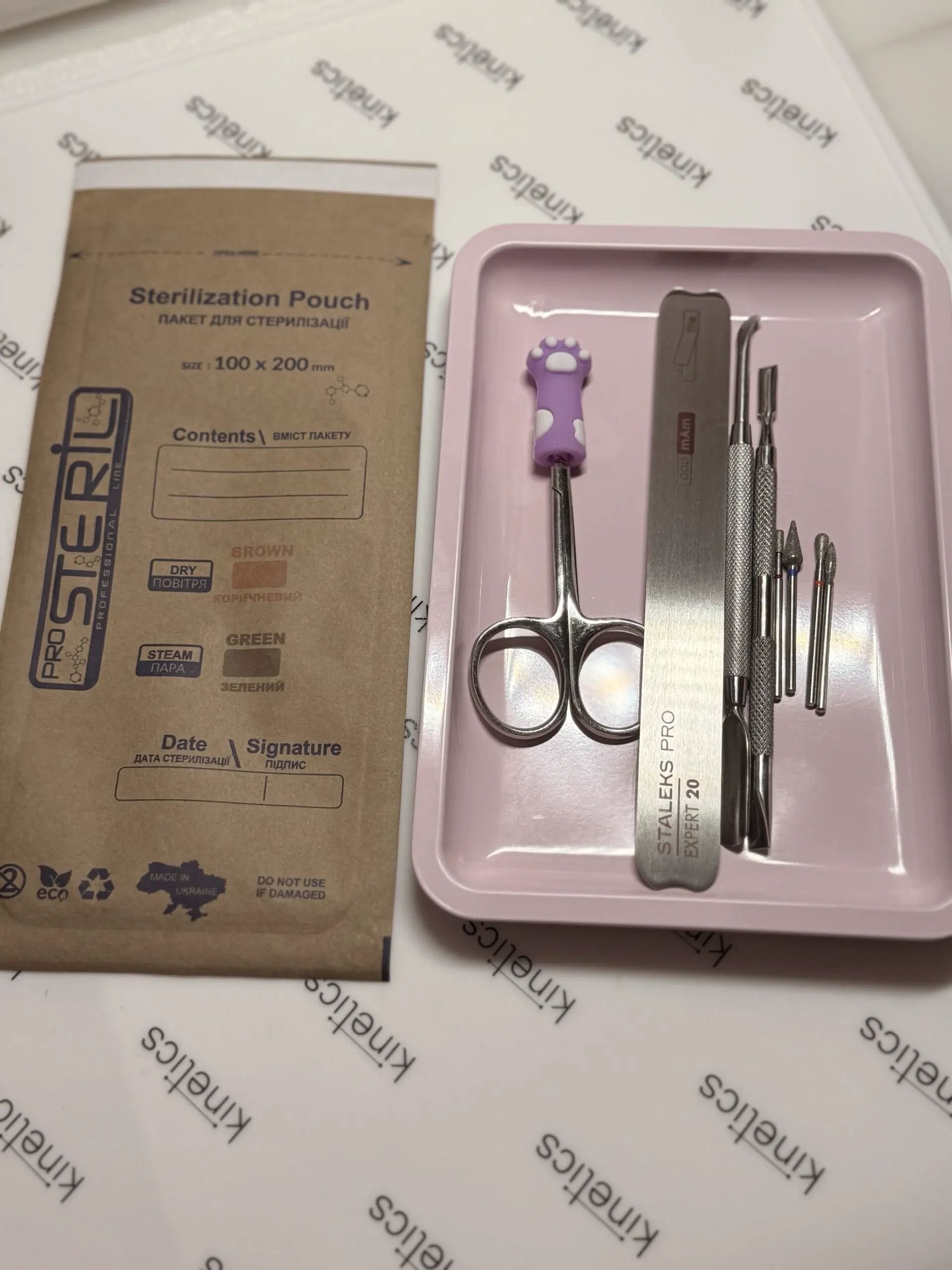 Frisch sterilisiertes Instrumentenset und hochwertige Hygieneartikel im Nagelstudio Firstclass Naildesign in Dinslaken, bereitgestellt von Michelle Roscher“
