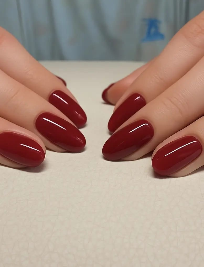 Exklusives rotes Gelnageldesign mit hochglänzendem Finish, kunstvoll modelliert von Michelle Roscher im Nagelstudio Firstclass Naildesign in Dinslaken